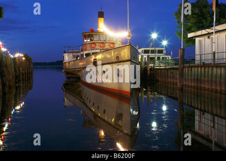 Éclairé de nuit plaisir à aubes 'Ludwig Fessler' dans le port, le lac de Chiemsee Prien, Chiemgau, Haute-Bavière, Germa Banque D'Images