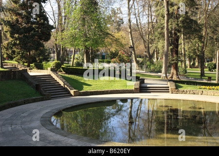 Vue sur un bassin rond dans le parc San Francisco en Oviedo Espagne Banque D'Images