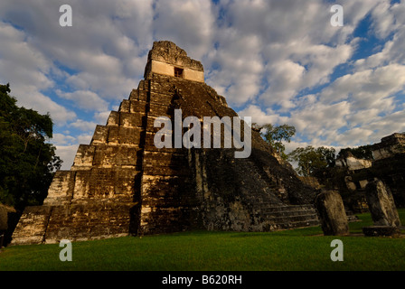 Les ruines mayas de Tikal, view of Temple I, Jaguar Temple, sur la Gran Plaza, Yucatán, au Guatemala, en Amérique centrale Banque D'Images