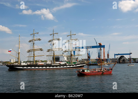 Grand voilier russe Kruzenshtern, et d'autres grands voiliers en face de la grue du chantier naval Howaldtswerke-Deutsche Werft, HDW, Banque D'Images