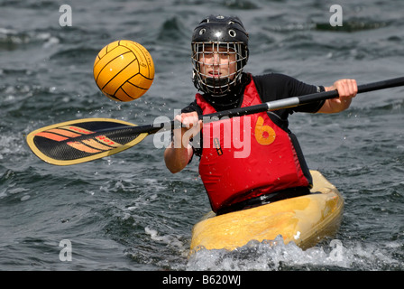 Canoe polo player avec possession de la ball, canoë, tournoi de Polo 2008 Semaine de Kiel, Kiel, Schleswig-Holstein, Allemagne, Europe Banque D'Images