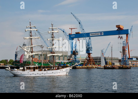 Bateaux à voile traditionnel en face de la grue du Chantier-Howaldtswerke-German, HDW, dans le fjord intérieur de Kiel, Kiel la semaine 2 Banque D'Images