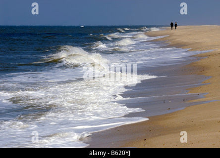 Deux marcheurs sur la plage ouest de l'île de Sylt, Schleswig-Holstein, Allemagne, Europe Banque D'Images