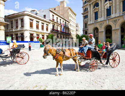 Cheval et un chariot pour les touristes dans le centre-ville historique de La Havane, Cuba, Caraïbes Banque D'Images