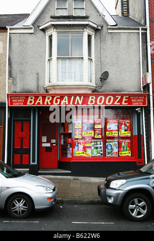 Bargain booze typique de l'alcool bon marché verre shop store sur UK centre ville rue principale de vendre des boissons alcoolisées Banque D'Images