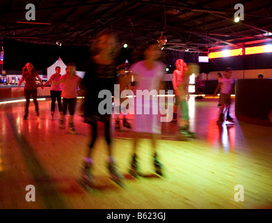 Les enfants à un patinage inline- et de roller disco, Hesse, Germany, Europe Banque D'Images