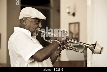 Musicien de jazz cubain jouant dans un restaurant, Plaza Mayor, Trinidad, Sancti-Spíritus province, Cuba, l'Amérique latine Banque D'Images