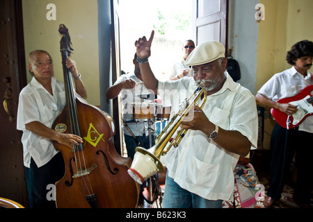 Les musiciens de jazz cubain jouant dans un restaurant, Plaza Mayor, Trinidad, Sancti-Spíritus province, Cuba, l'Amérique latine Banque D'Images