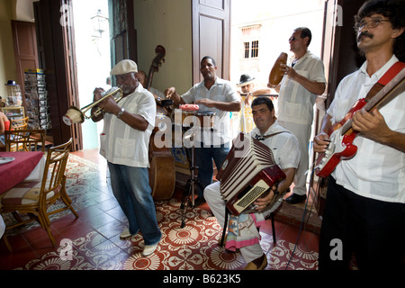 Les musiciens de jazz cubain jouant dans un restaurant, Plaza Mayor, Trinidad, Sancti-Spíritus province, Cuba, l'Amérique latine Banque D'Images