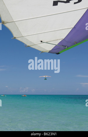 Deltaplane motorisé à l'atterrissage sur la mer, UL-Trike, avion ultra léger avec un canot, Varadero, Cuba, Caraïbes, une centrale Banque D'Images