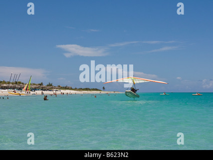 Deltaplane motorisé à l'atterrissage sur la mer, UL-Trike, avion ultra léger avec un canot, Varadero, Cuba, Caraïbes, une centrale Banque D'Images