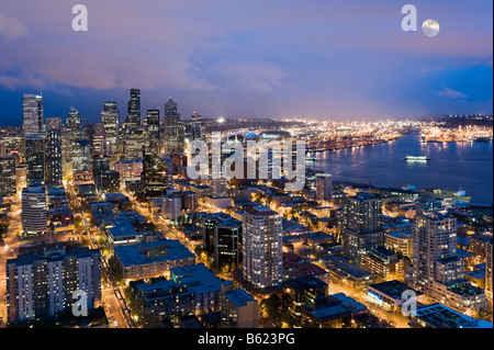 Vue sur la baie Elliott et la ville la nuit du haut de la Space Needle, Seattle, Washington, USA Banque D'Images