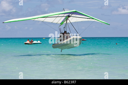 Deltaplane motorisé à l'atterrissage sur la mer, UL-Trike, avion ultra léger avec un canot, Varadero, Cuba, Caraïbes, une centrale Banque D'Images