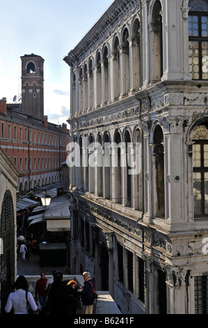 Vue du pont du Rialto à une ruelle, Venise, Italie, Europe Banque D'Images