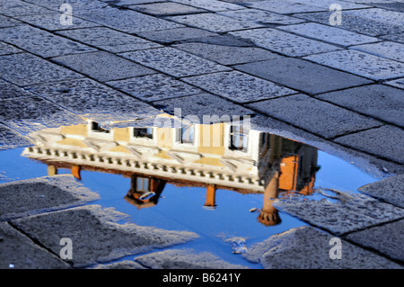 La réflexion de l'eau du palais, le Pont du Rialto, Venise, Italie, Europe Banque D'Images