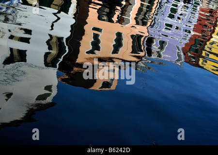 Rangées de maisons colorées reflète dans l'eau, Burano île près de Venise, Italie, Europe Banque D'Images