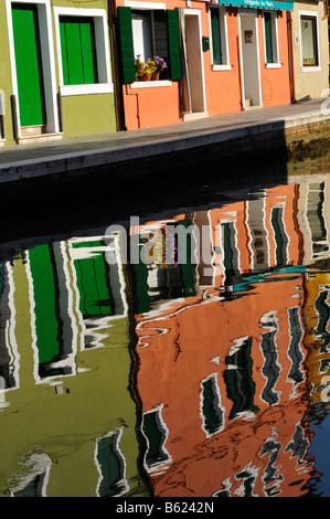 Rangées de maisons colorées reflète dans l'eau, Burano île près de Venise, Italie, Europe Banque D'Images