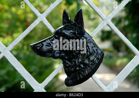 Figurine d'un chien comme un panneau d'avertissement placé sur une porte de jardin, de Berlin-Wannsee, Germany, Europe Banque D'Images