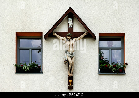 Une croix sur un housewall, Morschreuth, Haute-Franconie, Bavaria, Germany, Europe Banque D'Images