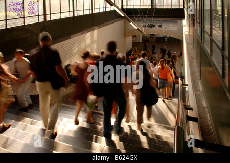 Une foule de personnes se déplaçant de haut en bas un escalier à la S-Bahn Karlshorst, gare, Berlin, Germany, Europe Banque D'Images