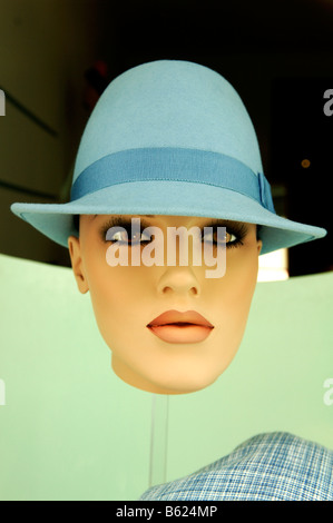 Mannequin vitrine femme, portant un chapeau dans une chapellerie, Berlin, Germany, Europe Banque D'Images