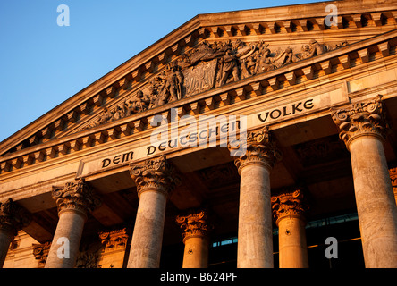 Dem DEUTSCHEN VOLKE, par écrit, le peuple allemand, détail sur le bâtiment du parlement ou Reichstags dans lumière du soir, Berlin, Germ Banque D'Images