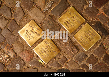 Plaques commémoratives pour les déportés juifs, 1943, fixé dans le trottoir, Berlin, Germany, Europe Banque D'Images