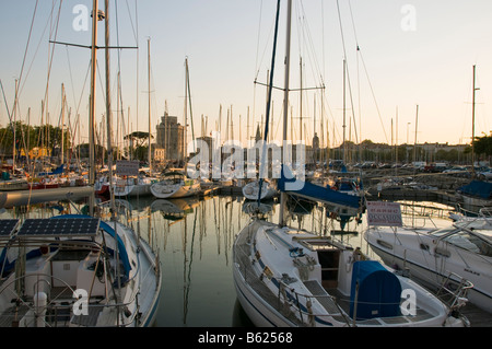 Yachts amarrés dans le vieux port de La Rochelle Charente Maritime France Banque D'Images