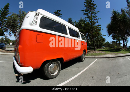 Grand angle VUE LATÉRALE ARRIÈRE DE VW KOMBI CAMPING-DANS UN PARKING À BDB HORIZONTALE11196 Banque D'Images