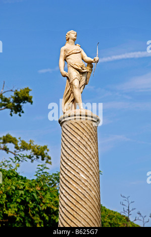 La figure sur une colonne dans les jardins du château, Hever, comté de Kent, Angleterre, Europe Banque D'Images