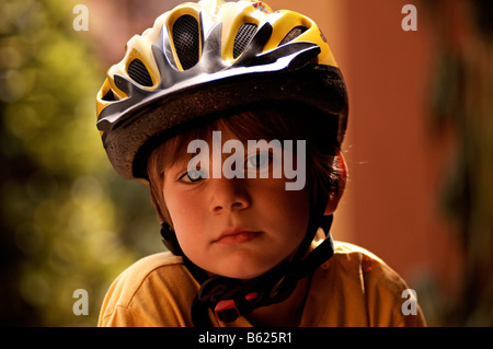 Petit garçon portant un casque de vélo, Riedwihr, Alsace, France, Europe Banque D'Images