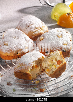 Stollen de Noël en forme de coeur avec du sucre en poudre sur une grille Banque D'Images