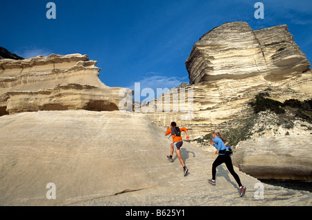 Un homme et une femme participant à la course, Crossrunning, côte escarpée, Santa Manza, Bonifacio, Corse, France, Europe Banque D'Images