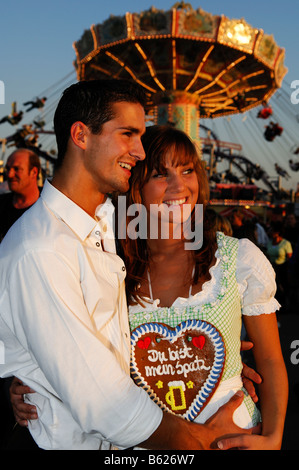 L'Oktoberfest, Wies'n, couple enjoying the Beer Festival, Munich, Bavaria, Germany, Europe Banque D'Images