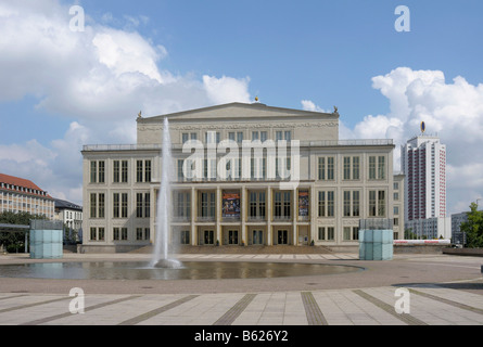 Fontaine en face de l'opéra, la place Augustusplatz, Leipzig, Saxe, Allemagne, Europe Banque D'Images