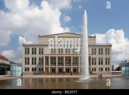 Fontaine en face de l'opéra, la place Augustusplatz, Leipzig, Saxe, Allemagne, Europe Banque D'Images