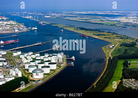 Holland Zuid Holland Rotterdam Port Aérien de stockage d'huile Banque D'Images