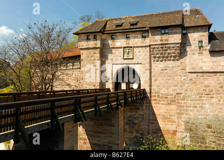 Bridge, gateway, Waffenhof et Handwerkerhof, cour intérieure, centre-ville historique, Nuremberg, Middle Franconia, Bavaria, Germany, Europe Banque D'Images