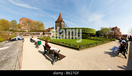 Buergermeistergarden Park, des gens assis sur des bancs, Château de Nuremberg, centre-ville historique, Nuremberg, Middle Franconia, Bava Banque D'Images
