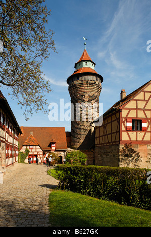 Sinnwellturm Tower, maisons à colombages, rue pavée, Château de Nuremberg, Nuremberg, Middle Franconia, Bavaria, Germany, Euro Banque D'Images