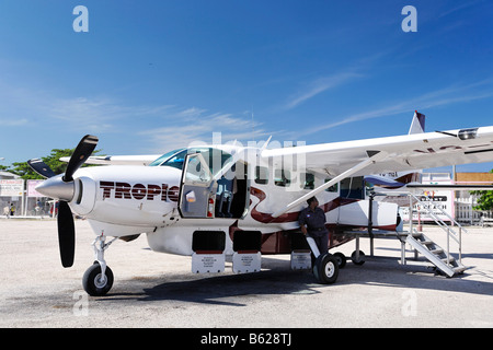 Avec Cessna 208 Caravan ouvrir les soutes, Tropic Air, sur l'aérodrome local de San Pedro, Ambergris Cay Island, Belize Banque D'Images