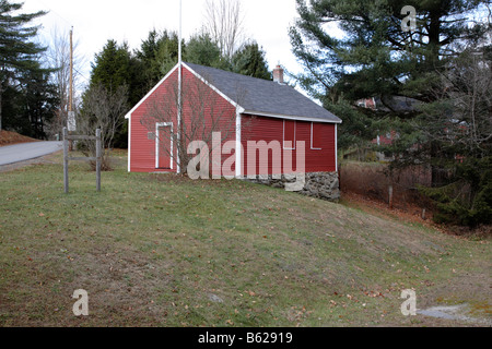 La petite école rouge durant les mois d'automne situé à Newport New Hampshire USA Banque D'Images