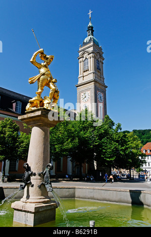 Statue du saint patron St George au-dessus de la fontaine du marché, à l'arrière l'Église Georgenkirche, Eisenach, en Thuringe, Allemagne, Banque D'Images