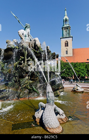 Neptunbrunnen Fontaine, l'Église Marienkirche dans l'arrière, la place Alexanderplatz, Berlin, Germany, Europe Banque D'Images