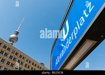 Signer pour une station de métro et l'hôtel Park Inn, la place Alexanderplatz, Berlin-Mitte, Germany, Europe Banque D'Images