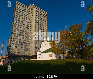 Église de Saint Siméon le stylite à côté d'un bâtiment moderne sur la rue Novy Arbat à Moscou, Russie Banque D'Images