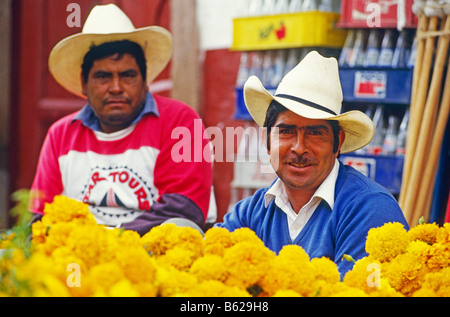 Deux titulaires de décrochage au marché aux fleurs le jour de la fête des morts, le Toussaint ou All Hallows dans Patzcuaro Banque D'Images