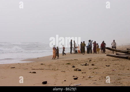 Un grand groupe de personnes à la Marina Beach, Chennai. Banque D'Images