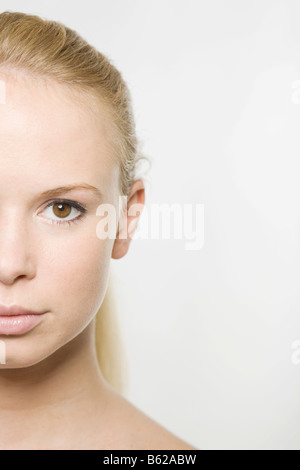 Portrait de la moitié gauche du visage d'une jeune femme blonde Banque D'Images