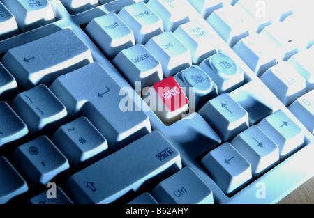 Un bouton d'urgence sur le clavier d'un ordinateur Banque D'Images